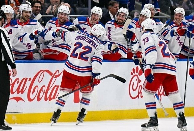 Jonny Brodzinski, Rangers overwhelm Islanders