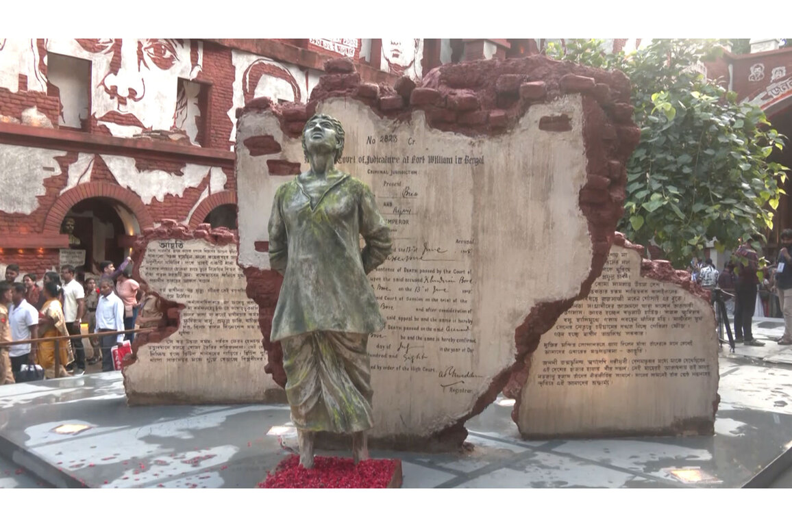 Durga Puja 2025: Kolkata's Suruchi Sangha pandal pays tribute to Bengal's freedom fighters