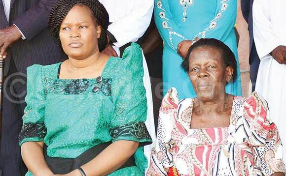 Minisita Nantaba ne nnyina Lakeeri Naluwooza. Minisita Nantaba ne nnyina Lakeeri Naluwooza.