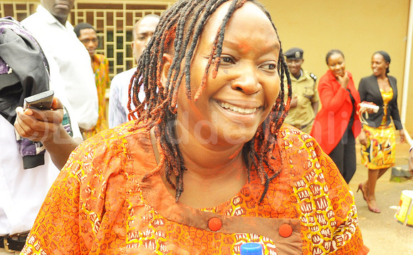 Dr. Stella Nyanzi ng'ayogera n'abaamawulire oluvannyuma lw'okweyambula Dr. Stella Nyanzi ng'ayogera n'abaamawulire oluvannyuma lw'okweyambula