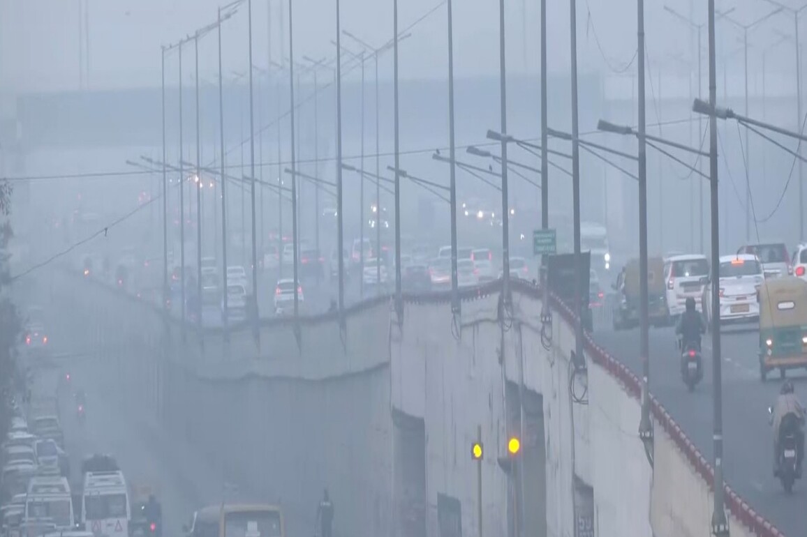 Delhi air quality sees mild improvement as AQI settles at 299, enters 'Poor' category