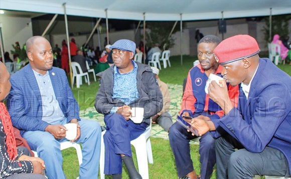 Mukaku ( ku kkono), Kato Lubwama ne Nyanzi ( owookubiri ku ddyo) mu lumbe. Mukaku ( ku kkono), Kato Lubwama ne Nyanzi ( owookubiri ku ddyo) mu lumbe.