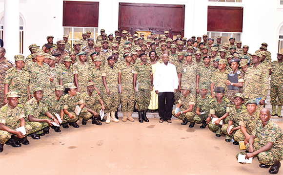 Pulezidenti Museveni ng’ali ne boofisa ba UPDF be yasisinkanye e Ntebe. Pulezidenti Museveni ng’ali ne boofisa ba UPDF be yasisinkanye e Ntebe.