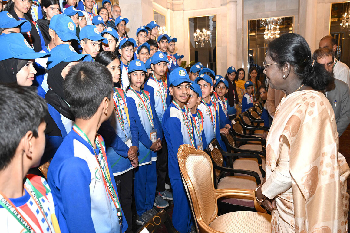 Jammu and Kashmir youth delegation for 'Watan Ko Jano' Programme calls on President Murmu