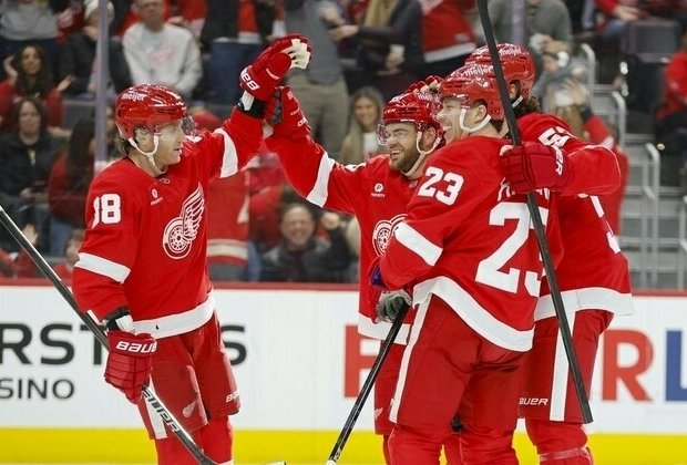 Red Wings blow big lead but edge Ducks in OT