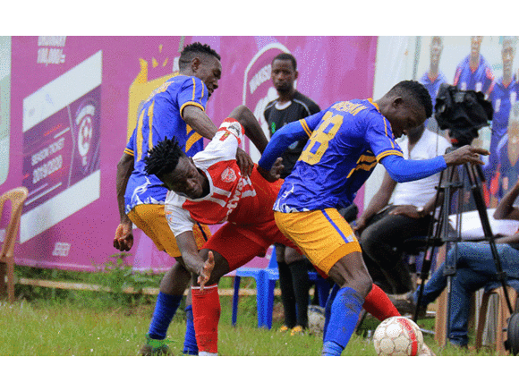 Disan Galiwango owa Express Fc (wakati) ng'alwanira omupiira ne Erisa Sekisambu (ku kkono) ne Filbert Obenchan aba KCCA FC. Disan Galiwango owa Express Fc (wakati) ng'alwanira omupiira ne Erisa Sekisambu (ku kkono) ne Filbert Obenchan aba KCCA FC.