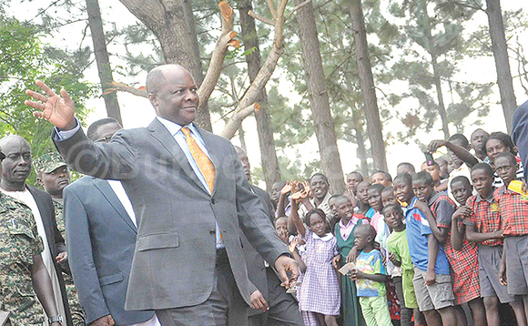 Kabaka ng’awuubira ku bantu be bwe yali e Bukalasa mu Bulemeezi omwaka oguwedde ku fayinolo y’emipiira gy’Ebika. Kabaka ng’awuubira ku bantu be bwe yali e Bukalasa mu Bulemeezi omwaka oguwedde ku fayinolo y’emipiira gy’Ebika.