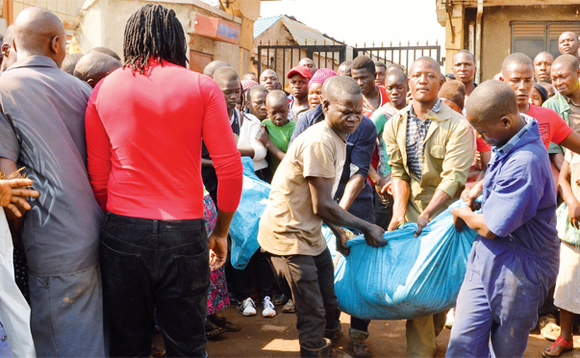Abantu nga batwala omulambo gwa Ssengendo ewa nnyina eggulo mu Ndeeba. Abantu nga batwala omulambo gwa Ssengendo ewa nnyina eggulo mu Ndeeba.