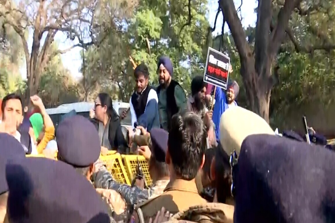 Delhi BJP protests Rahul Gandhi's "traitor" remarks