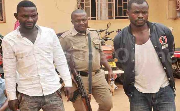 Owa poliisi ng’awerekera abasibe Kaggwa (ku kkono) ne Kaweesi (ku ddyo) ku poliisi. Owa poliisi ng’awerekera abasibe Kaggwa (ku kkono) ne Kaweesi (ku ddyo) ku poliisi.