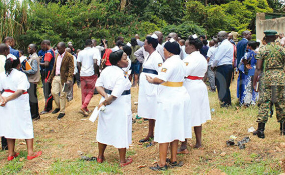 Abasawo abakolera ku ddwaaliro lya Kiruddu nga balambula ettaka erikaayanirwa. Abasawo abakolera ku ddwaaliro lya Kiruddu nga balambula ettaka erikaayanirwa.