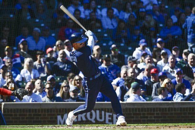 Cubs continue late surge, knock off Reds 6-1
