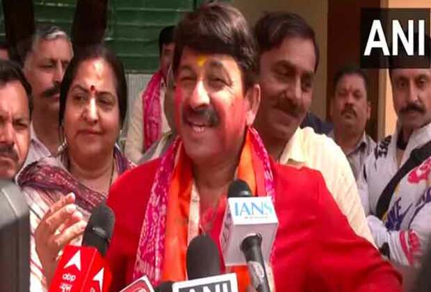 Manoj Tiwari slams AAP over protests on free LPG cylinder, assures rollout in month