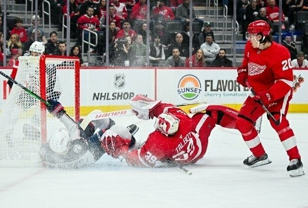 Blue Jackets top Red Wings to draw even in wild-card race