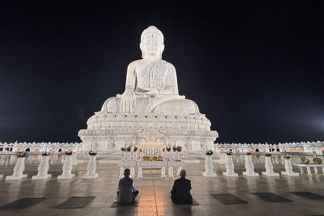 MoS Kirti Vardhan Singh offers prayers at Maravijaya Pagoda in Naypyidaw