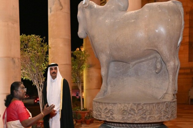 President Murmu greets Qatar Amir at Rashtrapati Bhavan