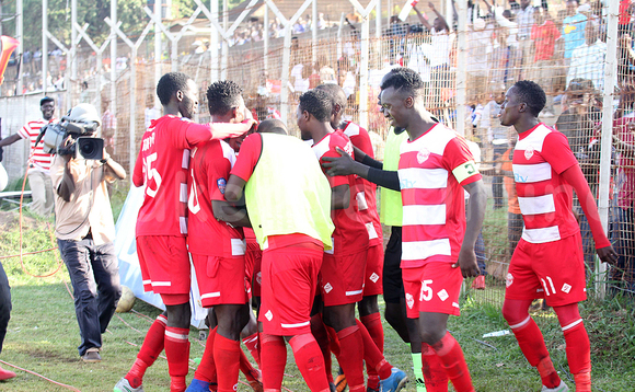 Abazannyi ba Express FC nga basanyukira ggoolo ya Allan Kyambadde eyameze SC Villa wiiki ewedde mu liigi. (STEPHEN MAYAMBA) Abazannyi ba Express FC nga basanyukira ggoolo ya Allan Kyambadde eyameze SC Villa wiiki ewedde mu liigi. (STEPHEN MAYAMBA)
