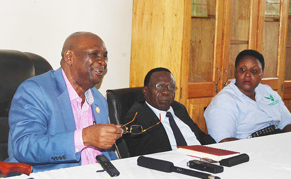 Polof. Badru Kateregga ng'ayogera eri abasawo Polof. Badru Kateregga ng'ayogera eri abasawo