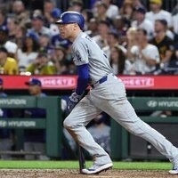 Freddie Freeman posts 2,500th hit in 10-run 7th as Dodgers drub Pirates