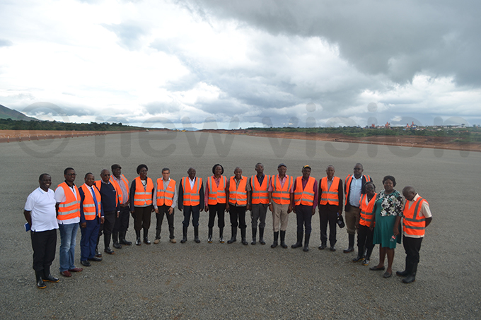  officials during the tour of the ongoing works at oima nternational irport hoto by obert tuhairwe