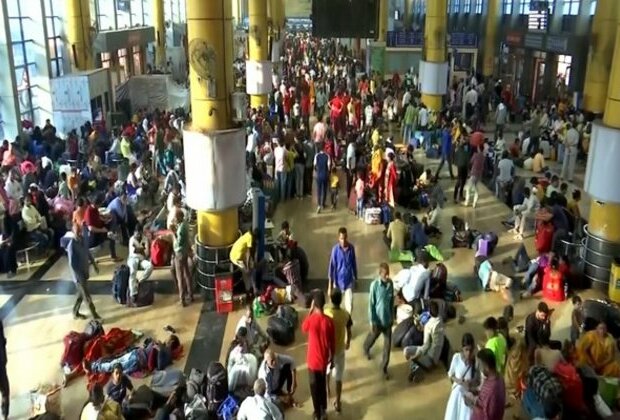 People throng railway stations to head back to hometowns for Diwali, Chhath Pooja