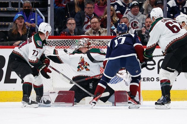 Avalanche avoid huge upset, beat Coyotes in shootout