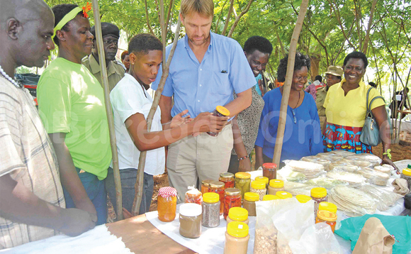 Omubaka wa Budaaki, Henk Jan Baker ng’alambula emidaala gy’abaayolesezza mu kutongoza ekifo kya National Agrotourism Center e Jinja. Mu kiragala ye, Judith Bakirya ate ku kkono ye Josephat Byaruhanga aw’e kitebe kya Budaaki. Omubaka wa Budaaki, Henk Jan Baker ng’alambula emidaala gy’abaayolesezza mu kutongoza ekifo kya National Agrotourism Center e Jinja. Mu kiragala ye, Judith Bakirya ate ku kkono ye Josephat Byaruhanga aw’e kitebe kya Budaaki.