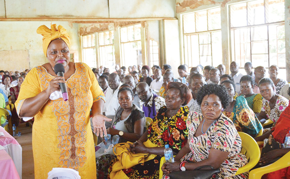 Omubaka Watongola ng’ayogera eri abakulu bamasomero. Omubaka Watongola ng’ayogera eri abakulu bamasomero.