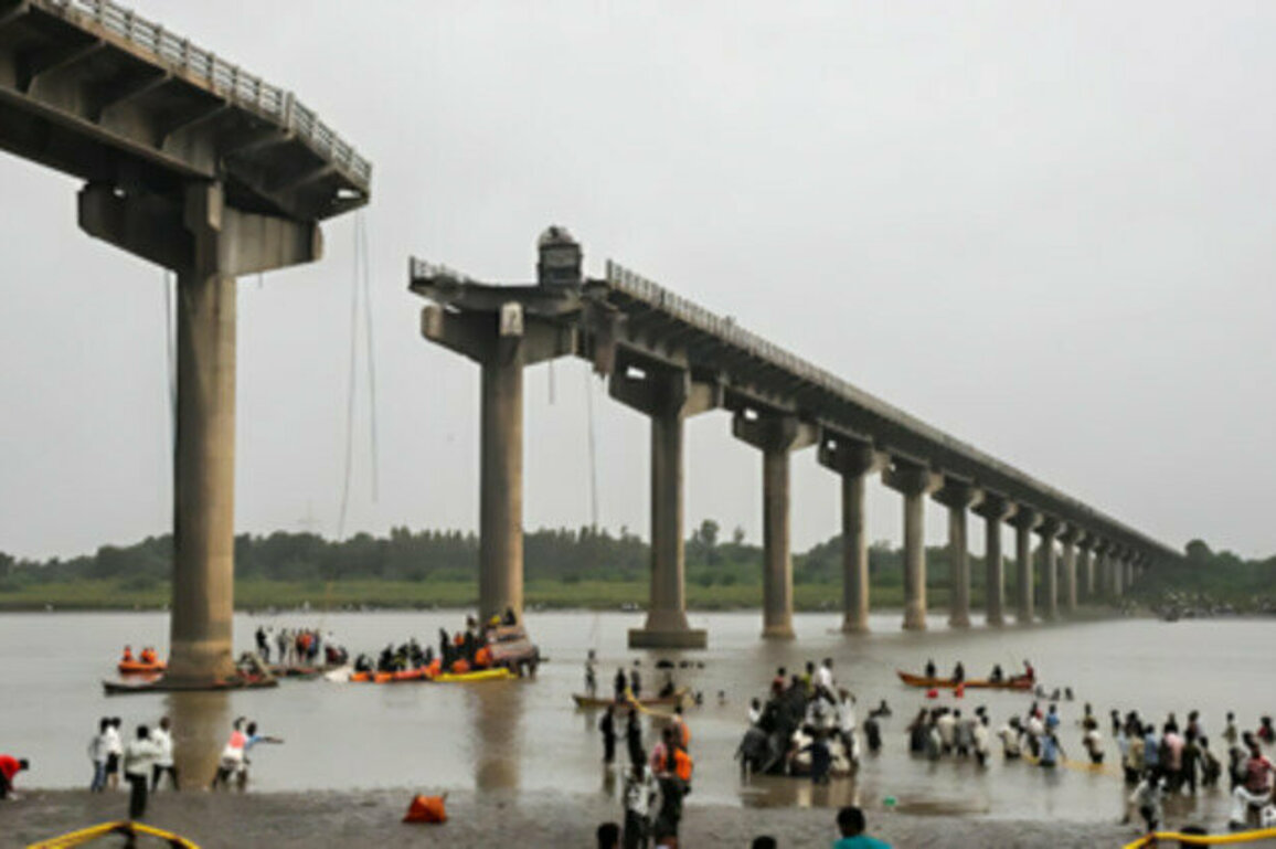 Bridge collapse in India kills 15 (VIDEO)