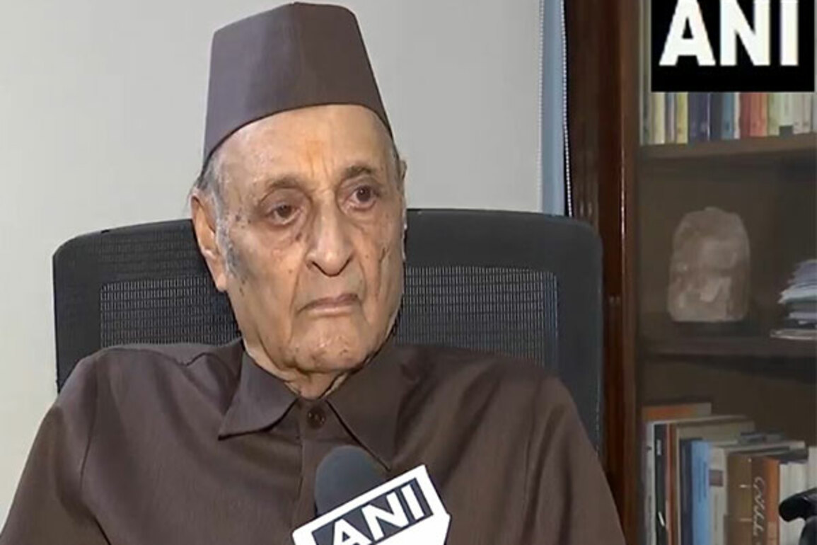 "Truly historic moment": Congress' Karan Singh lauds Modi Govt for realizing century-old railway dream in J-K