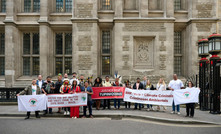 Vítimas de Mariana protestam em frente a tribunal na Inglaterra reino unido indenização rompimento barragem fundão