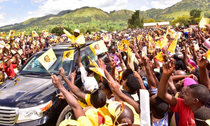 Museveni woos Rukungiri voters Museveni woos Rukungiri voters