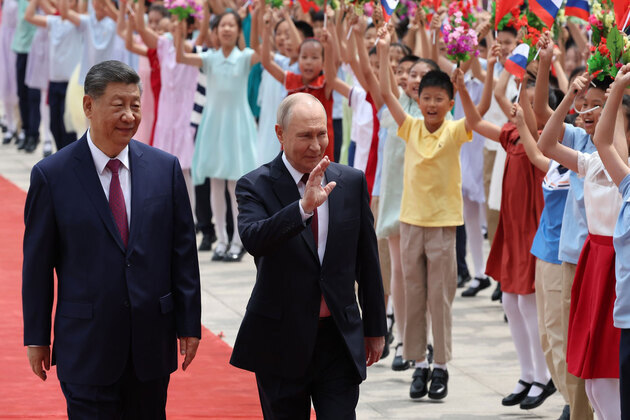 Xi enjoys tete-a-tete with Putin