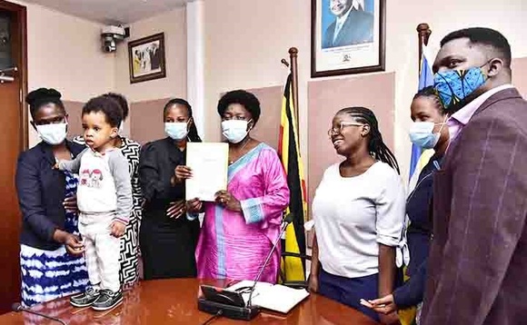 Sipiika wa Palamenti Rebecca Kadaga (wakati) ng'ali n'ab'ekibiina ekigatta ebitongole ebikola ku nsonga z'abaana. Sipiika wa Palamenti Rebecca Kadaga (wakati) ng'ali n'ab'ekibiina ekigatta ebitongole ebikola ku nsonga z'abaana.