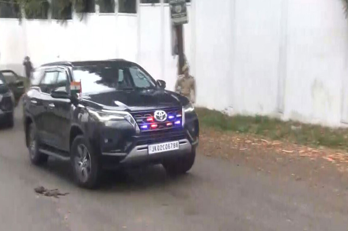 J-K: CM Omar Abdullah arrives at father's residence after assassination attempt