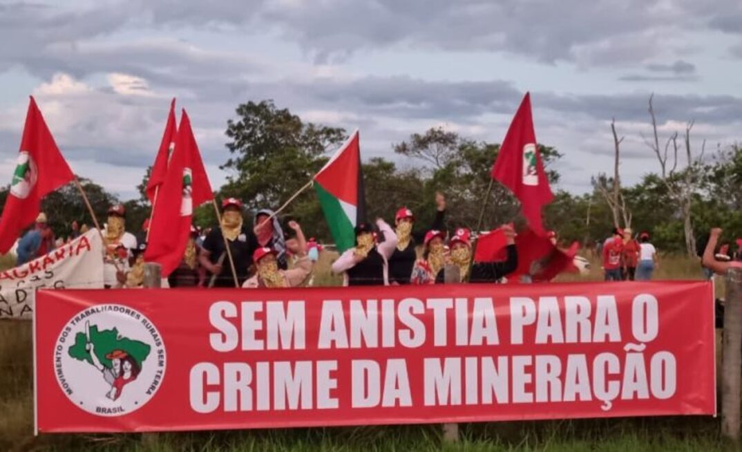 MST ocupa área da Samarco no ES