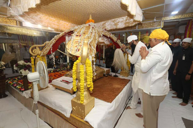 CM Bhupendra Patel offer prayers and pays respect to Guru Granth Sahib