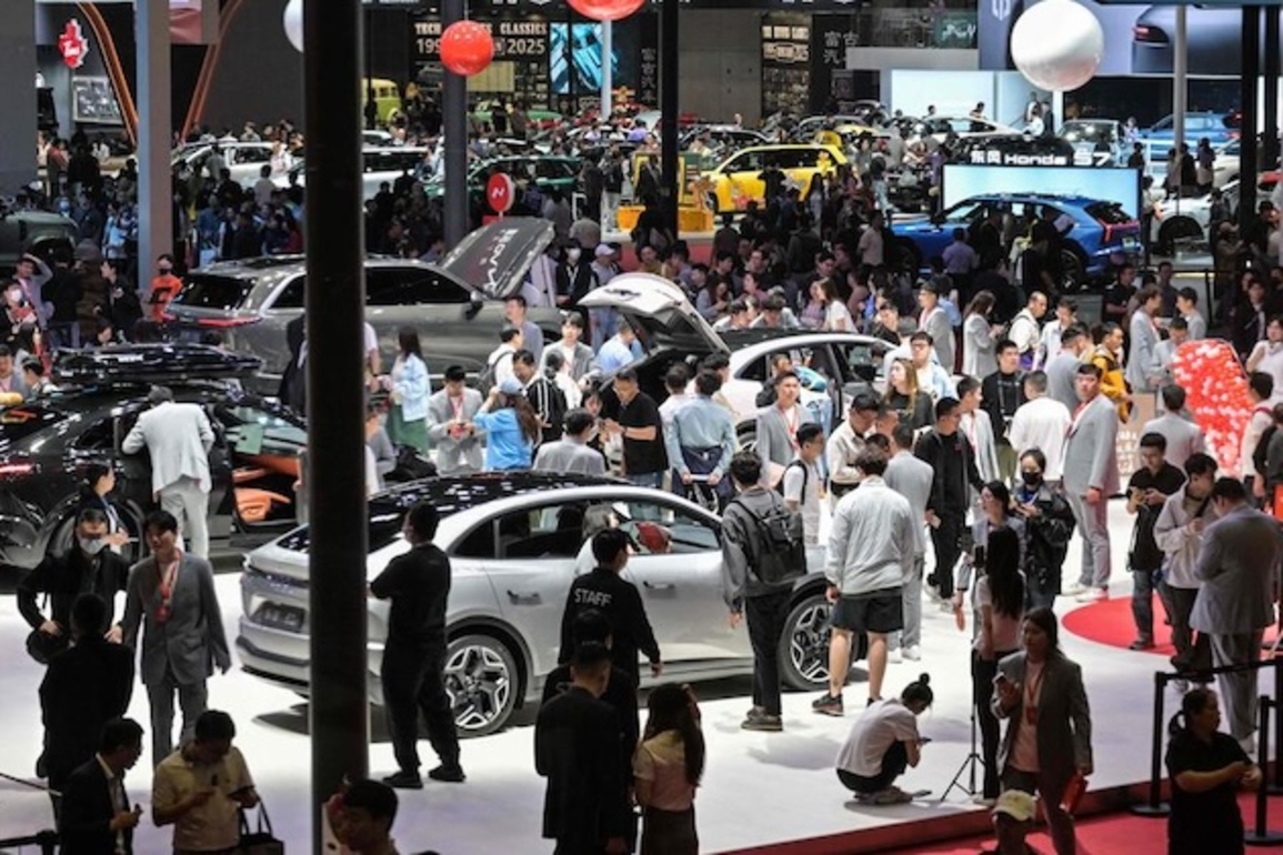 Automakers rush to meet surging China demand for long-range hybrids