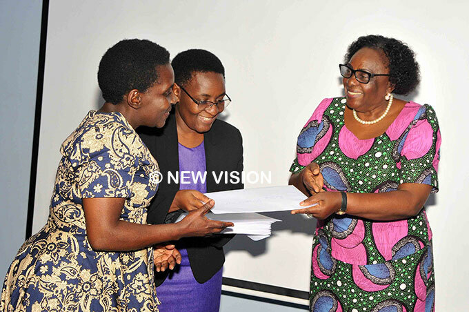  ose ukirwa a ournalist with  receiving a ertificate from ary arooro kurut inister of enral uties in the ffice of the rime inister and arbara aija the ditor in hief ew ision during their closing ceremony that marked the end of this years edition of the orld ssociation of ewspapers omen in ews ganda rogramme eptember 2019 hoto by arim sozi