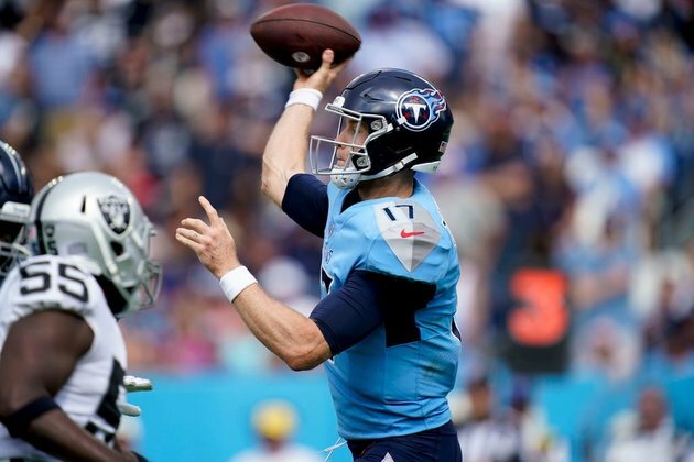 Titans start fast, hold off Raiders 24-22