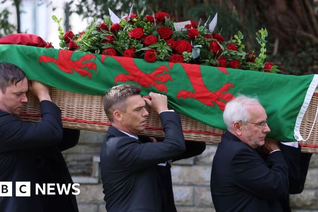 Labour's Hefin David funeral sees hundreds of mourners gather