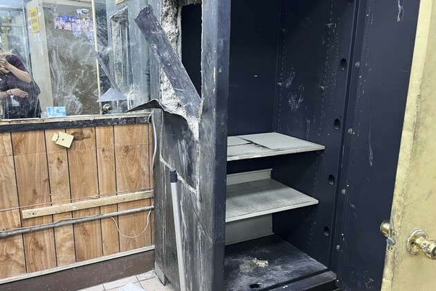 In cinema-style heist, tunneling thieves steal $10M in gold, jewels from LA jewelry store