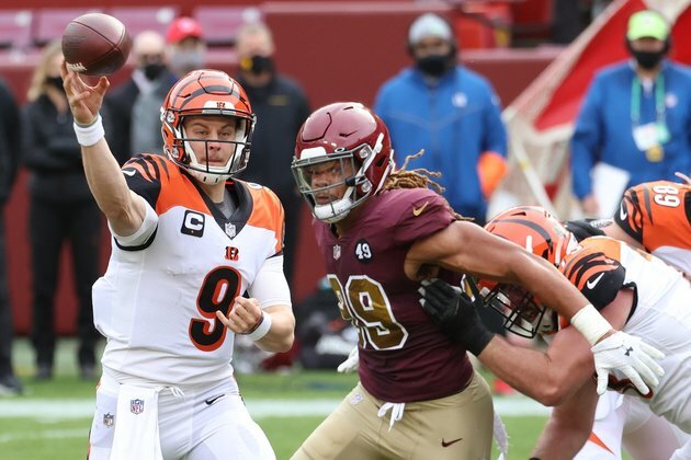 Bengals rookie QB Burrow carted off with injury