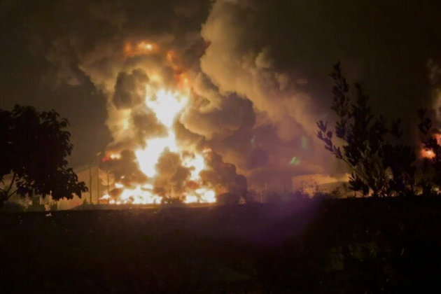 Huge blaze after Israel strikes oil depot in Tehran 