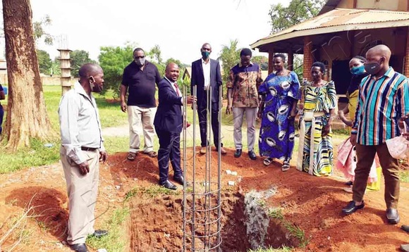 Ategeka (mu ssuuti) n’Abakristu b’e Namataba nga balambula omulimu gw’okuzimba Klezia. Ategeka (mu ssuuti) n’Abakristu b’e Namataba nga balambula omulimu gw’okuzimba Klezia.