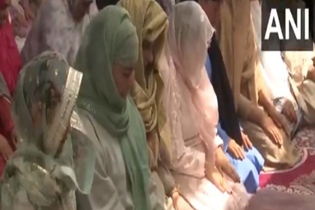 J-K: PDP Chief Mehbooba Mufti, Iltija Mufti offer namaz on occasion of Eid al-Adha in Srinagar