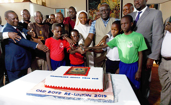 Abayizi n'abaasomerako mu Namilyango Junior Boys School nga basala keeki Abayizi n'abaasomerako mu Namilyango Junior Boys School nga basala keeki
