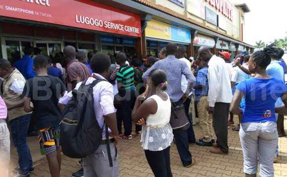 Abantu nga basimbye enyiriri okuwandiisa layini zaabwe e Lugogo. Abantu nga basimbye enyiriri okuwandiisa layini zaabwe e Lugogo.