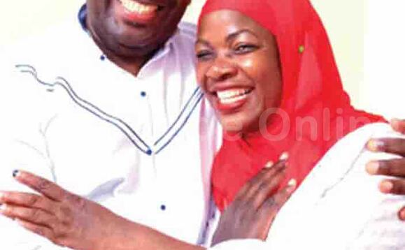 Ssebaggala ng’ayozaayoza mukyala we okufuuka Hajati. Ssebaggala ng’ayozaayoza mukyala we okufuuka Hajati.