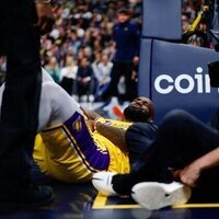Lakers' LeBron James hurts elbow in loss to Nuggets